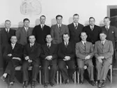 Sittande fr v: Artur Elon Ekelund, Fredrik Alvar Jakobsson, Oscar
Gideon Lindström, Ivar Ferdinand Johansson, Jonas Valentin Broomé,
Nils Artur Hammarlund. Stående fr v: Sven Oskar Herngren, Varl
Fredrik Frank, Erik Albin Ledin, Ture Evald Westerberg, Magnus
Ferdinand Danielsson, Valter Ivar Melker Blomqvist, Bertil Vilhelm
Andersson