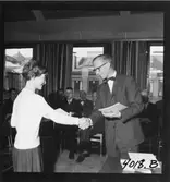 Överdirektör Helge Jäder delar ut betyg och premier.