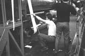Män i arbete, 1980-tal.
Bilden ingår i serie från produktion och interiör på pappersindustrin Papyrus.