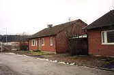 Två tegelröda villor i Åbro industriområde på Kråketorpsgatan/Pepparedsleden 1, Tingshuset 4, Östra Balltorp 1997.