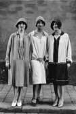 Maja-Greta Jonsson, Ingrid Nordström och Margareta Randahl
föreställande postgiroflickor från 1925. (Kläder från Karl Gerhards
kostymateljé)