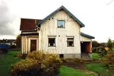 Byggnadsdokumentation av ett bostadshus på Konditorivägen 90, Lindome 5:16, Valåsdalen i Lindome år 1999.