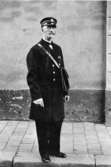 Brevbärarförman Gunnar Karlquist, Stockholm 12, i uniform för
brevbärarförman, början 1900-talet. (uniformen förvaras i Postmuseum)
