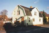 Ett bostadshus med ekonomibyggnad på baksidan. Idunagatan 13, Borret 14, Solängen 1998-02-25. Relaterade motiv: 2004_1212 - 1213.