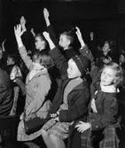 Ivriga deltagare vill vara med i frågesporttävlan.