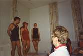 Ungdomar från Burgårdens gymnasium visar upp baddräkter från förr, på Mölndals museum, familjesöndagen den 25 oktober 1992.

Familjesöndagen är i samband med utällningen 