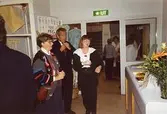 Fd. kulturchefen Hjalmar Lindquist med fru och museichef Mari-Louise Olsson på Mölndals museum, familjesöndagen den 25 oktober 1992.
Under söndagen kunde man delta i barnverkstad med käpphästtillverkning, se på modevisning med gamla baddräkter och lyssna på en paneldiskussion om 