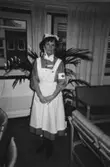 Inger Petersén iklädd sin sjuksköterskeuniform, cirka 2004.
Hon invigdes till sjuksköterska från Röda Korsets sjuksköterskeskola i Stockholm den 14 oktober 1958 av grevinnan Estelle Bernadotte utav vilken hon erhöll i sin hand den brosch som är så signifikant för Röda Korsets sjuksköterskeskola.