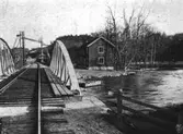 Bro öfver Mölndalsån, okänt årtal. Järnvägsbron öster om Carlsfors fabriker (Kvarnfallet 31) och öster om Grevedämmets skola.
Avfotograferade ur 
