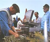 Torghandel på Nya torget vid Torggatan, okänt årtal. Avfotografering ur: Mölndal 50.