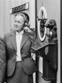 En av utställningsbesökarna, expeditionskassör Rut M Gelhaar,
lyssnar i den gamla telefonen, där en liten mamsell berättar om hur
det var på 