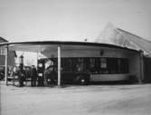 Gunnar Olssons bensinstation (Esso-tappen) i vinkeln av Frölundagatan och Toltorpsgatan år 1946. Samma foto som: 1995_0836.