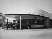 Gunnar Olssons bensinstation (Esso-tappen) i vinkeln av Frölundagatan och Toltorpsgatan år 1946. Samma foto som: 1995_0836.