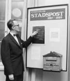 Intendent Gilbert Svensson, Postmuseum, vid skärmen om Stockholms
stadspost.