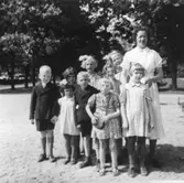 Sköterskan Anna Dahlborg med barn/ungdomar från Stretereds skolhem är på utflykt i Kungsbacka, okänt årtal. Relaterade motiv: 2007_0002 - 0003.