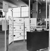 Skärmar och föremål visande postens diligenstrafik i Norrland.
Chaufför Bertil Linderoth, Poststyrelsen, vid en postbussmodell.