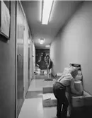 Fritidslokalernas allt-i-allo Rune Svensson och hans familj hjälps
åt i lokalerna. Mamma Birgitta städar och Peter hjälper pappa att
plocka rätt bland levererade varor.