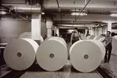 Stefan Roslund och Lennart Landh i arbete med kartongrullar på Papyrus i Mölndal, år 1990.