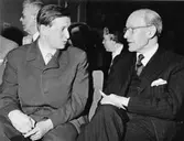 Kvällens föredragshållare Lars Madsén från Radiotjänst, t.v., i
samspråk med förre generaldirektören Anders Örne. Längst t.v. skymtar
Lennart Bäckström,