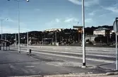 Kungsbackavägen norrut sett från Barnhemsgatan i Mölndal, 1970-tal. Längst till höger ses den gula tegelbyggnaden på Kvarnbygatan 1 (idag: Nämndemansgatan 1).