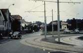 Vy från Barnhemsgatan över spårvägens vändslinga på Broslätt i Mölndal, 1970-tal.