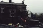 Exteriörfoto från upprustningen av Norra Forsåkersgatan 19 (Kallkällan 1), Mölndals Museums dåvarande lokaler, år 1985. Byggnaden har tidigare varit polisstation och sjukhus. Relaterade motiv: 2007_0408 - 0419.