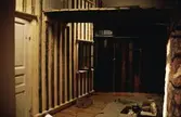 Interiörfoto från uppbyggnadsskedet av Mölndals Museum på Norra Forsåkersgatan 19 (Kallkällan 1) år 1985.