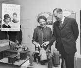 Generaldirektör Erik Swartling ser på utställningen tillsammans med
riksdagskvinnan fru Sigrid Ekendahl.