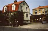 Fotogenhandlare Tobiassons bostadshus på Bergmansgatan i Mölndal.
En kvinna cyklar framför huset.