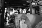Lennart Landh och Stefan Roslund arbetar med rullpackning av kartongrullar på pappersbruket Papyrus i Mölndal, år 1990. Byggnad 6.