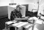 Gotthard Olsson i arbete på pappersbruket Papyrus i Mölndal, år 1990.