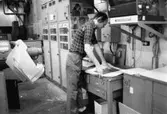 Denny Andersson i arbete på pappersbruket Papyrus i Mölndal, år 1990.