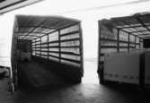 Papperspallar lastas med truck på lastbilar för transport från pappersbruket Papyrus i Mölndal, år 1990.