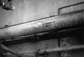 Pappersmassa på väg genom rör på pappersbruket Papyrus i Mölndal, år 1990.