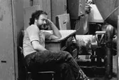 Juris Kuvalds tar en liten rast från arbetet på pappersbruket Papyrus i Mölndal, år 1990. Byggnad 6.