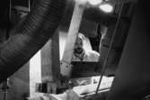 Juris Kuvalds i arbete vid maskin på pappersbruket Papyrus i Mölndal, år 1990.