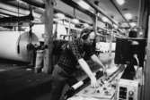 Denny Andersson i arbete vid maskin på pappersbruket Papyrus i Mölndal, år 1990.