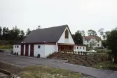Pingstkyrkan i Mölndal.

Sionförsamlingen i Mölndal kan räkna sin tillblivelse till början av 1920-talet. Det var från början en liten skara, som sökte sig tillsammans i de olika hemmen för gemensamma andaktstunder och uppbyggelse.

Så småningom växte skaran, och år 1924 kallade man en egen predikant. År 1925 ansågs tiden vara inne att bilda en fristående församling, och så tillkom Sionförsamlingen.

Lokalfrågan var svår i början, men snart fick församlingen inköpa en fastighet vid Kungsbackavägen. Den omändrades till predikolokal, och år 1927 invigdes den för sitt ändamål.

Pingstvännerna, som församlingens medlemmar ofta kallas, bedriver vid sidan av sin kyrkliga verksamhet även ett omfattande arbete för den yttre missionen.

Församlingen har söndagsskola, barn och ungdomsverksamhet samt utövar en betydande social hjälpverksamhet.

På bilden här ser du den nybyggda Pingstkyrkan vid Baazgatan.

Kyrkan, som invigdes år 1972, har ett tilltalande yttre. Där finns moderna och ändamålsenliga lokaler för hela verksamheten.