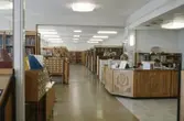 Mölndals Stadsbibliotek. Interiör.

Här är en bild från Stadsbiblioteket. Till höger syns utlånings- eller expeditionsdisken med Mölndals kommunvapen snidat i trä.

Vid expeditionsdisken sitter personal, som gärna visar dig de böcker, som du är intresserad av och frågar efter.

I de stora hyllorna står många vackra böcker av alla de slag för utlåning.

I hyllorna finns även böcker, som är lämpliga för barn. Där finns sagoböcker och bilderböcker för de yngsta och äventyrs- och indianböcker för de något äldre barnen.

Dessutom finns det naturligtvis många böcker för de äldre.

I en lässal kan du sitta en stund i lugn och ro och se i planschverk eller läsa tidningar och tidsskrifter, som biblioteket har gott om.

I Almåsskolan i Lindome har Stadsbiblioteket en filial med böcker till utlåning både för skolans del och för allmänheten.