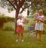 Christine med sin syster Ingela i mormor och morfars trädgård på Kryssgatan i Mölndal, augusti 1976.