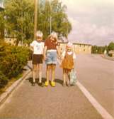 Malin, Ingela och Christine på Delbancogatan i Mölndal, 
cirka 1975. I bakgrunden syns HSB-bostadsområde på Lövgatan.