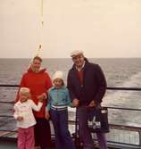 Berit, Christine, Ingela och Per-Olof på semesterresa till Saeby i Danmark, cirka 1975.
Familjen påväg till Fredikshamn med Sessanlinjen.