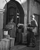 Brevbärare F.K.H. Björkäng, postkontoret Stockholm 1, på
brevbäringstur i Gamla Stan.