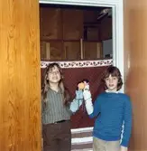 Dockteaterkurs VT 1983, Bosgårdsskolan. Fotografi ur album tillhörande Blanka Kaplan.