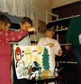 Dagisbarnens egna dockor. Dockteater på Östergårds daghem 1987-03-05. Fotografi ur album tillhörande Blanka Kaplan.