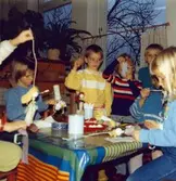 Dagisbarnens egna dockor. Dockteater hos Gastorp deltidsgrupp 1986-11-20. Fotografi ur album tillhörande Blanka Kaplan.