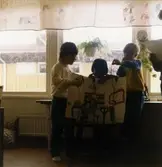 Dagisbarnens egna dockor. Dockteater på Vommedalens daghem 1987-03-25. Fotografi ur album tillhörande Blanka Kaplan.