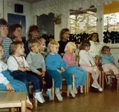 Dockteater på Enerbacken hösten 1987. Fotografi ur album tillhörande Blanka Kaplan.