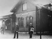 Postföraren Albert Forsberg längst till höger vid Stålboga järnvägsstation. Han bör ha varit i 60-årsåldern när fotot togs 1907. Två dagar i veckan gick Forsberg sin posttur i Dunker. Från Stenhammar gick han till Stålboga station för att hämta post. Han gick runt sjön Skundern och lämnade post i Smedsta, Ekeby, Mälby, Bråhovda och andra byar.