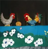 Sagan om pannkakan. Handdockor, hösten 1988. Fotografi ur album tillhörande Blanka Kaplan.

Sagan om pannkakan är en upprepningsberättelse som handlar om en pannkaka som rullar ut i världen. Ständigt stöter pannkakan på djur och människor som vill äta upp honom, men dem lyckas han rulla ifrån. Tills han möter en gris. Den norska folksagan gick som dockföreställning 1990 i Vadstenas bibliotek.